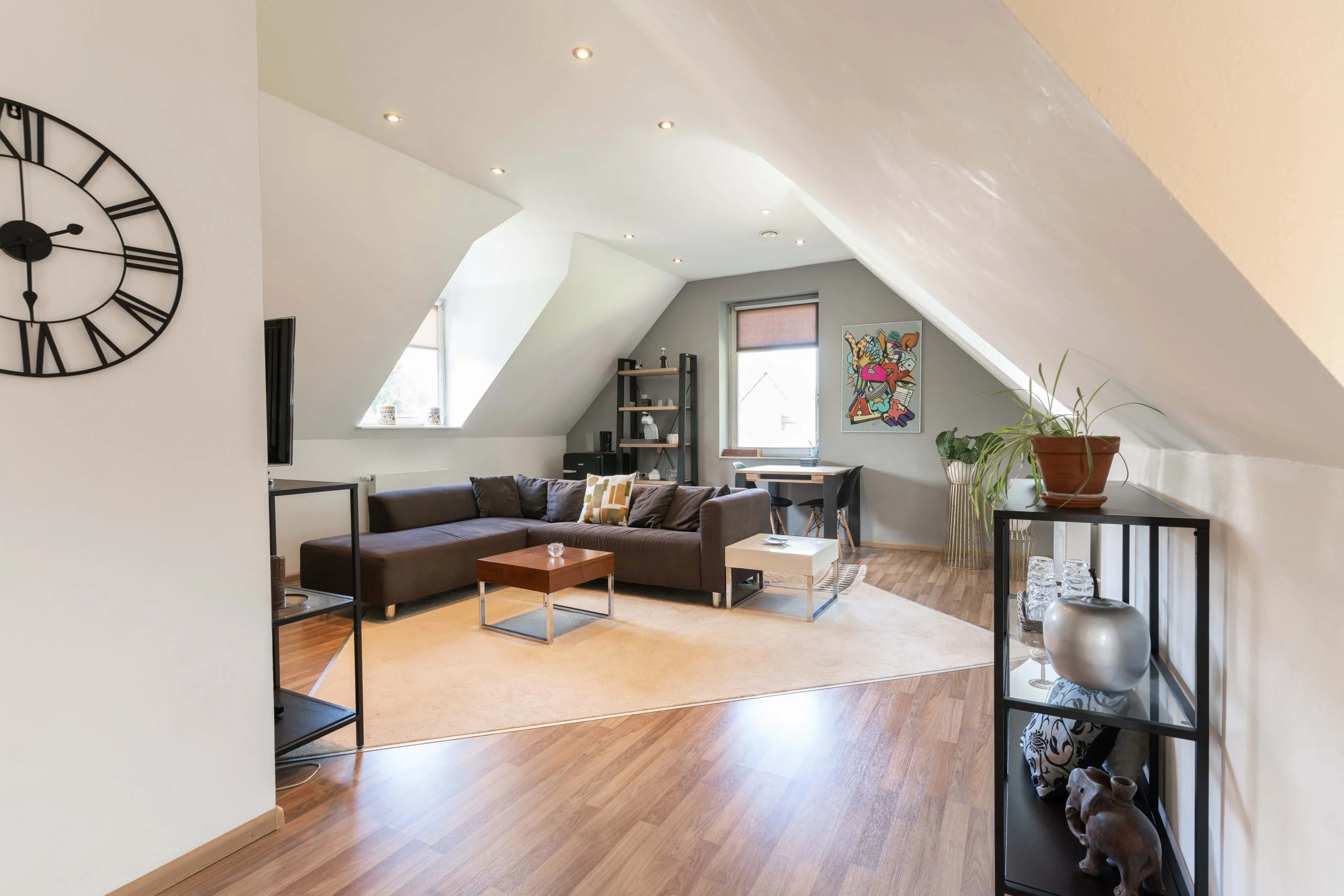 Ruime woonkamer met zithoek in de Deluxe Suite